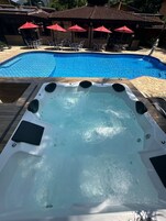 室外游泳池，池畔遮阳伞，日光浴躺椅