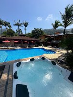 室外游泳池，池畔遮阳伞，日光浴躺椅