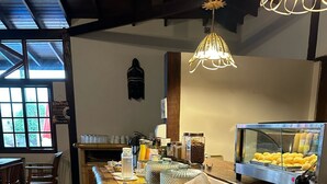 Montaje de un bufé de desayuno con diferentes alimentos y una máquina de café.