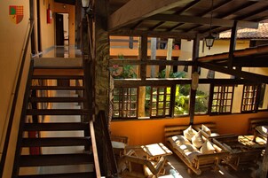 Televisión 43 pulgadas con canales de televisión vía satélite