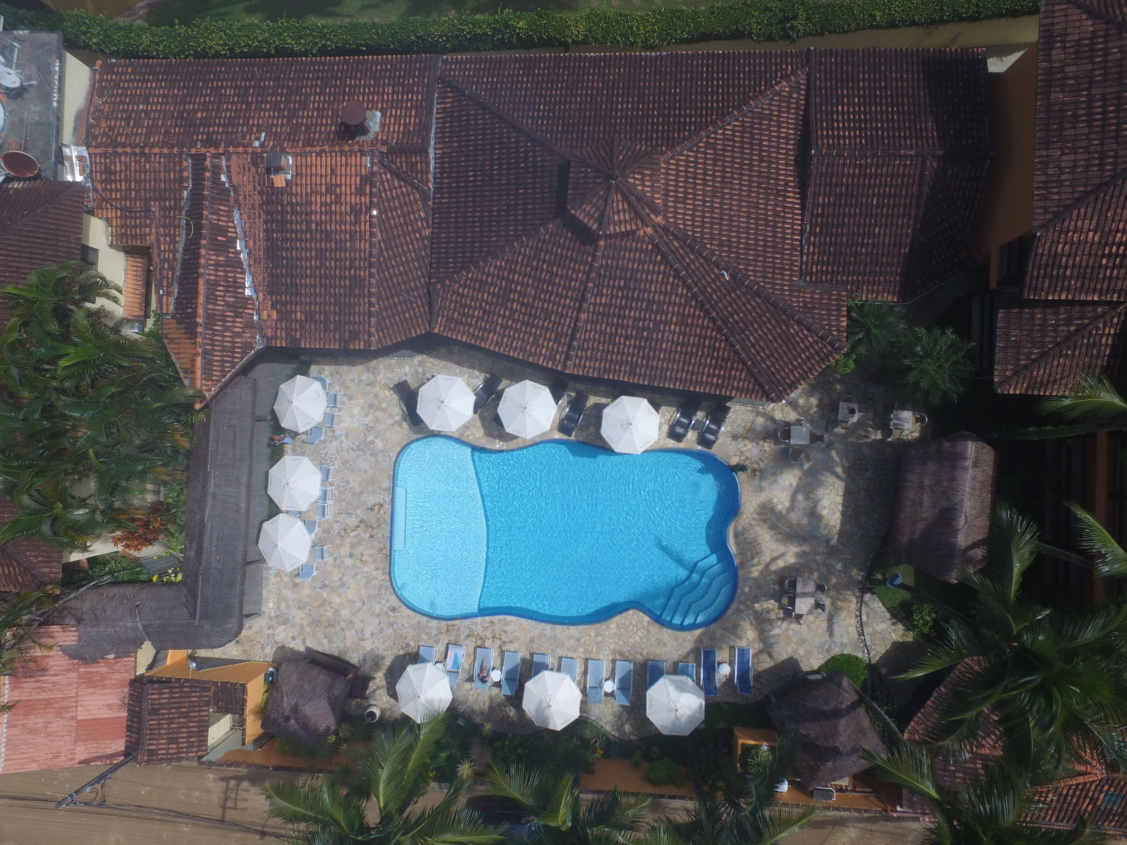 Piscina externa, guarda-sóis, espreguiçadeiras