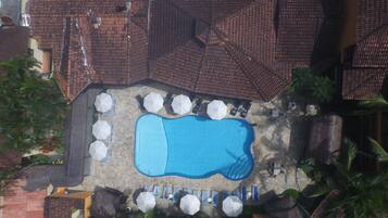 Piscina externa, guarda-sóis, espreguiçadeiras