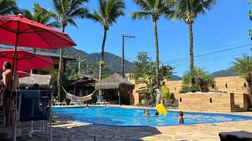 Piscina externa, guarda-sóis, espreguiçadeiras