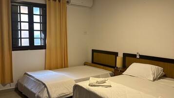 Quarto triplo standard | Roupas de cama de algodão egípcio, frigobar, Wi-Fi de cortesia