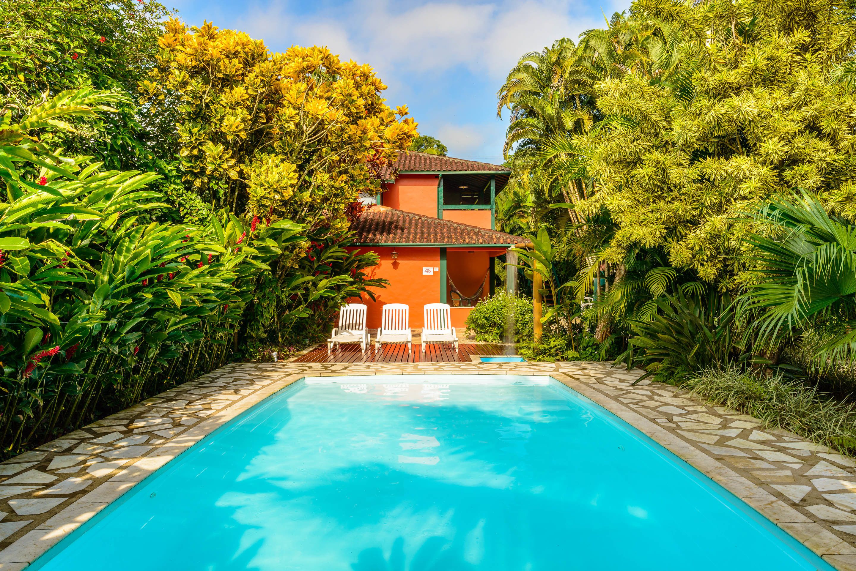 Alberca al aire libre y camastros 