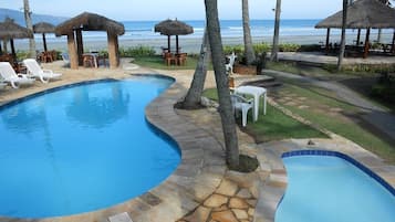 Piscine extérieure, parasols de plage, chaises longues