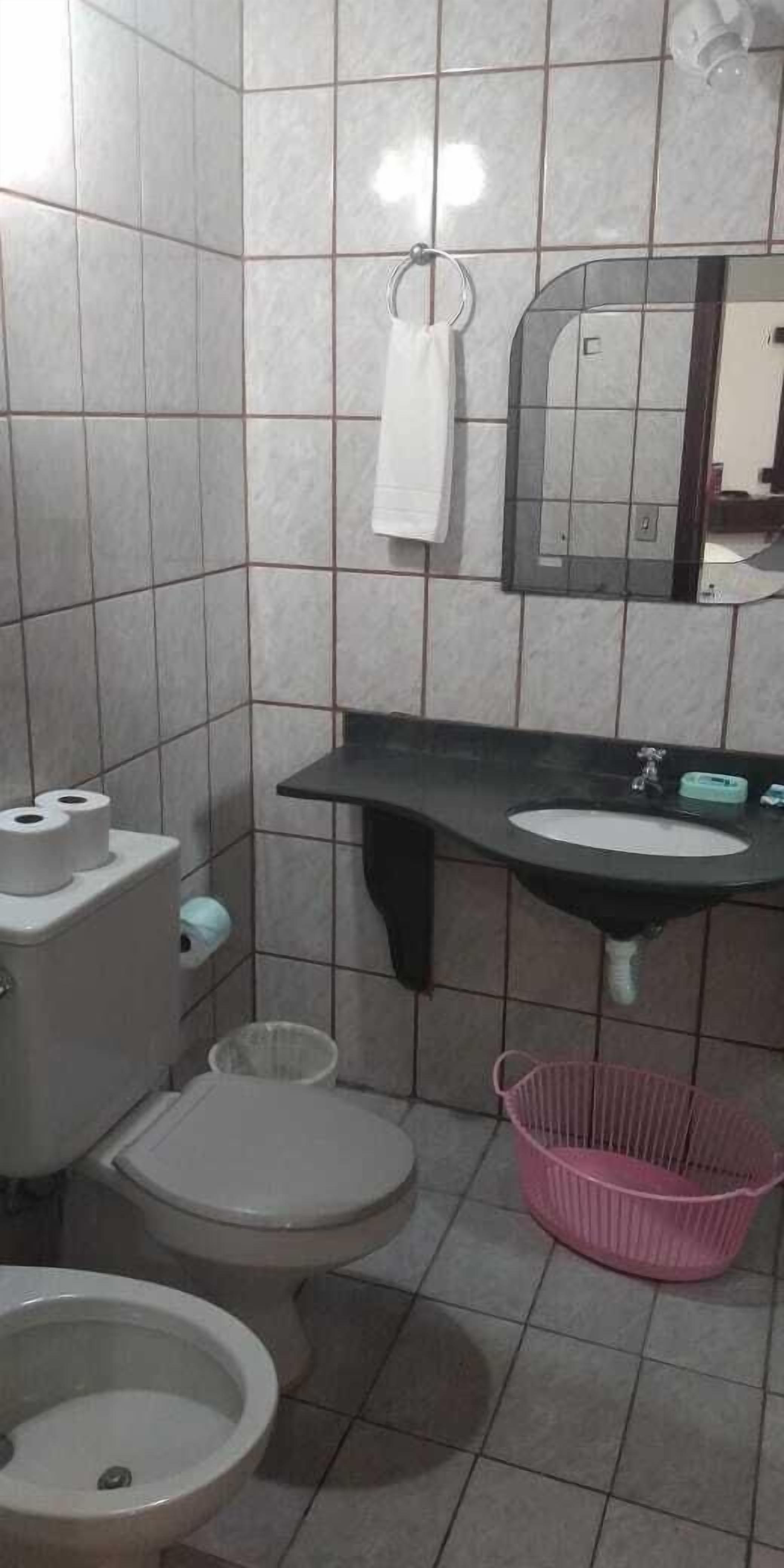 shower, free toiletries, hair dryer, bidet