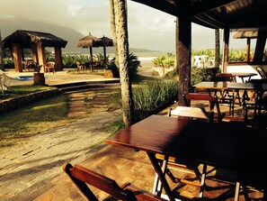 Se sirven desayunos, comidas y cocina brasileña con vista a la playa