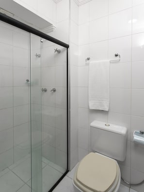 Double Room | Bathroom | Shower, rainfall showerhead, free toiletries, towels - Polo Hotel (São José dos Campos)