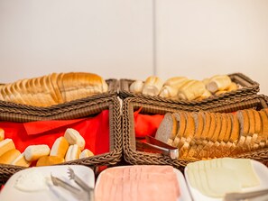 Full breakfast on weekends (BRL 19 per person)