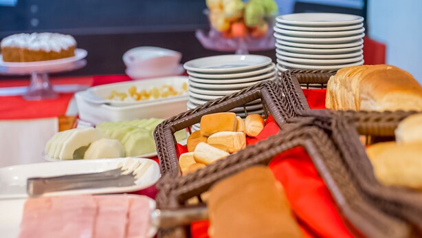 Una mesa de buffet con diversos alimentos y platos.