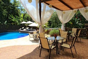 Outdoor dining - Pousada Villaggio Assis (Ilhabela)