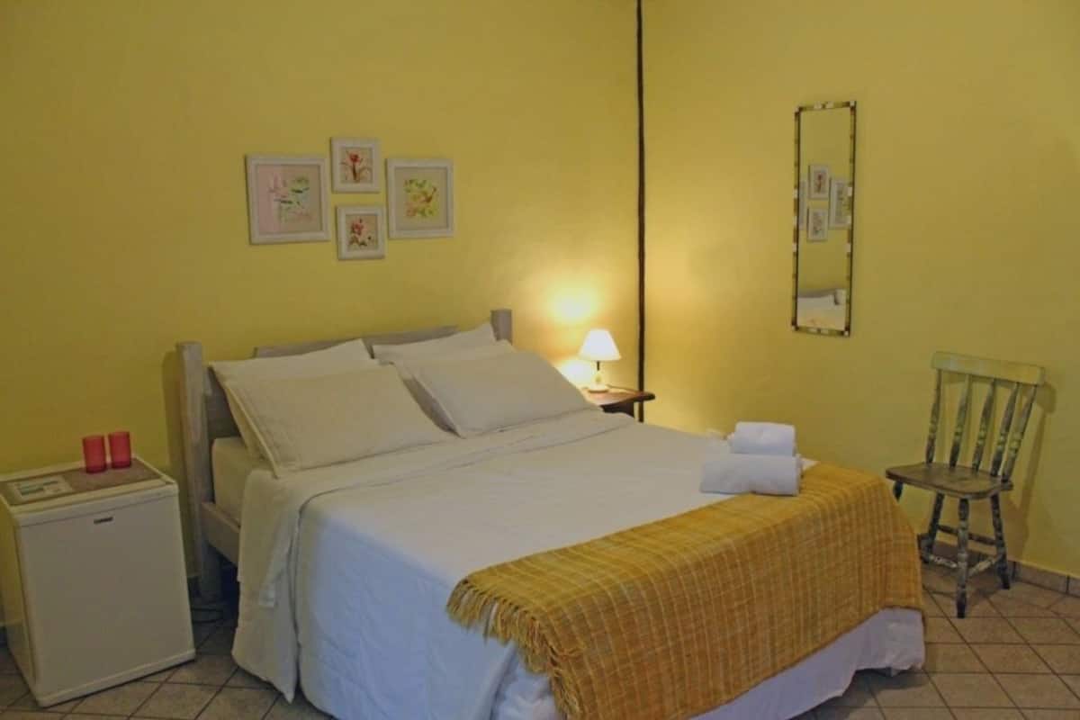 Suite Veloso | Minibar, tabla de planchar con plancha, ropa de cama