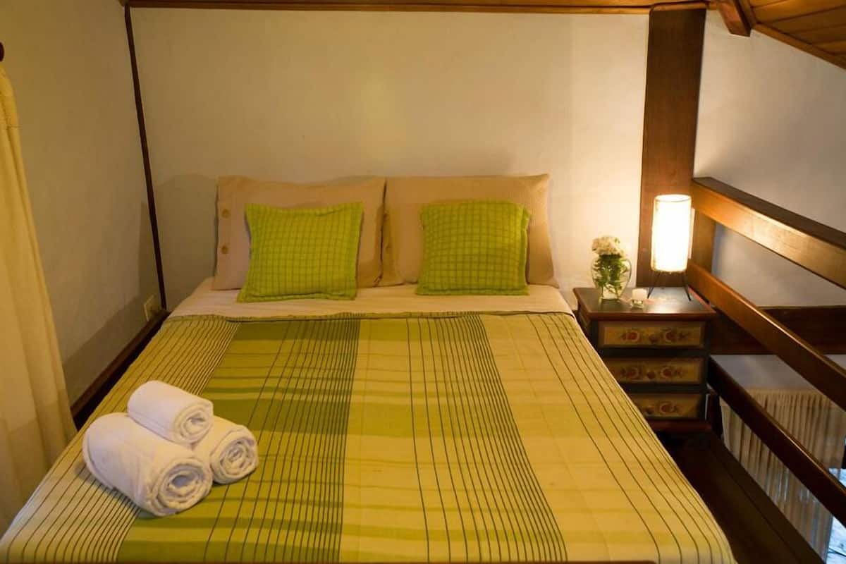 Suite Castelhanos | Minibar, tabla de planchar con plancha, ropa de cama