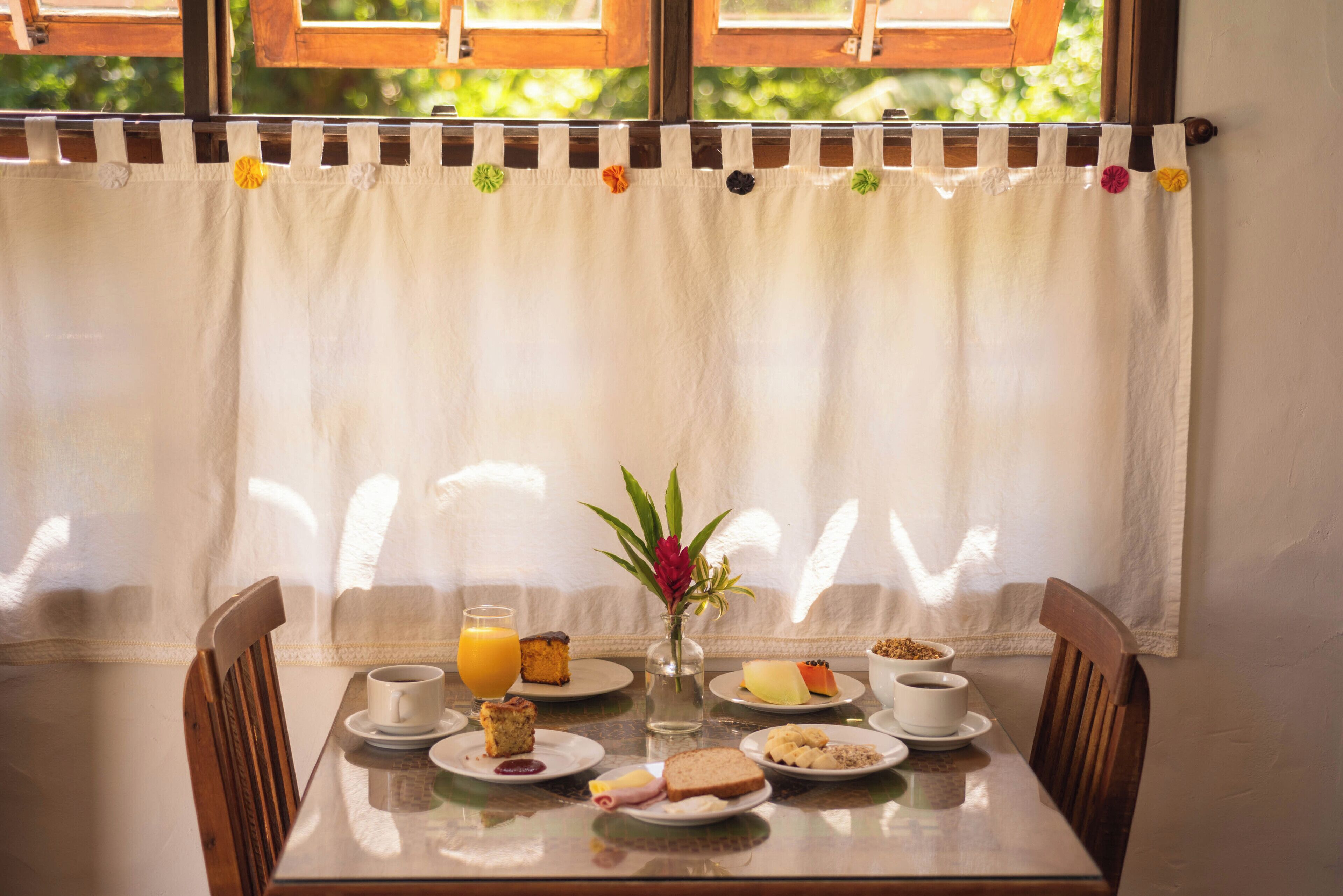 Café da manhã com buffet grátis todos os dias