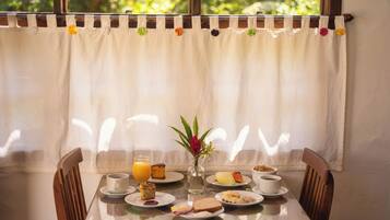 Café da manhã com buffet grátis todos os dias