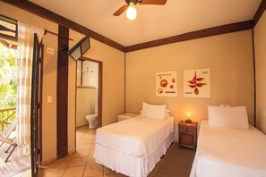 Minibar, tabla de planchar con plancha y ropa de cama 
