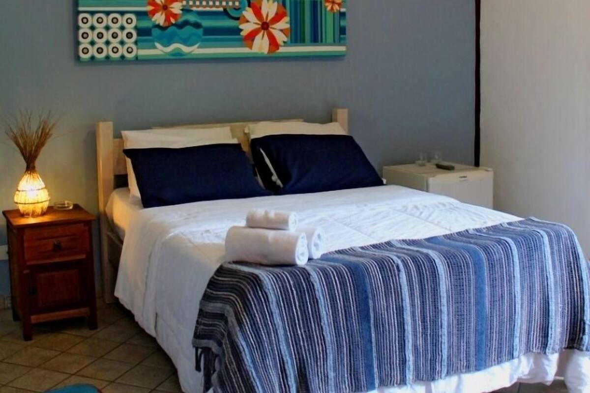 Suite Curral | Minibar, tabla de planchar con plancha, ropa de cama