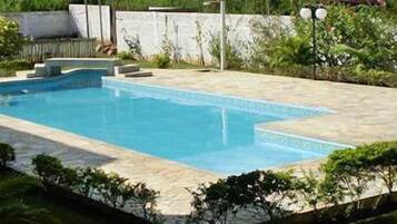 Piscina externa, espreguiçadeiras