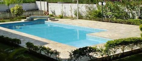 Piscina externa, espreguiçadeiras