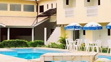 Piscina externa, espreguiçadeiras