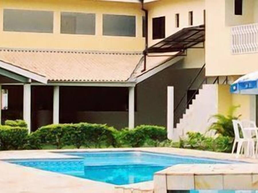 Una piscina al aire libre, tumbonas