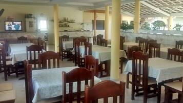 Café da manhã com buffet grátis todos os dias