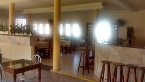 A spacious lobby with a high ceiling, multiple seating areas, and a central bar. - Hotel Portal de Barequeçaba (São Sebastião)