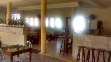 Café da manhã com buffet grátis todos os dias
