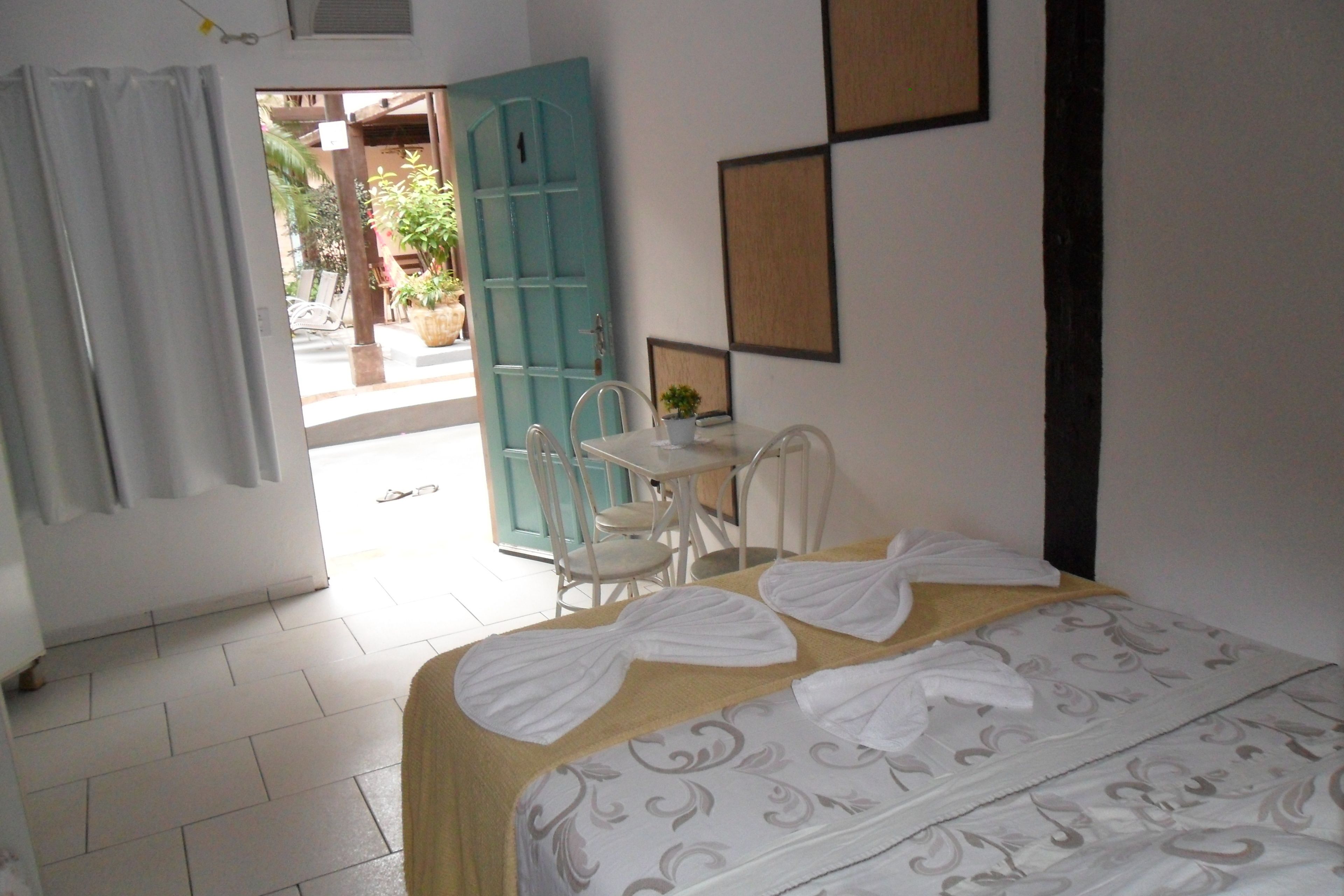 Minibar, tabla de planchar con plancha y internet por cable gratis 