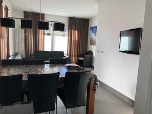 Habitación familiar, cocina básica, en la zona del jardín | Caja fuerte, escritorio, cortinas opacas y tabla de planchar con plancha