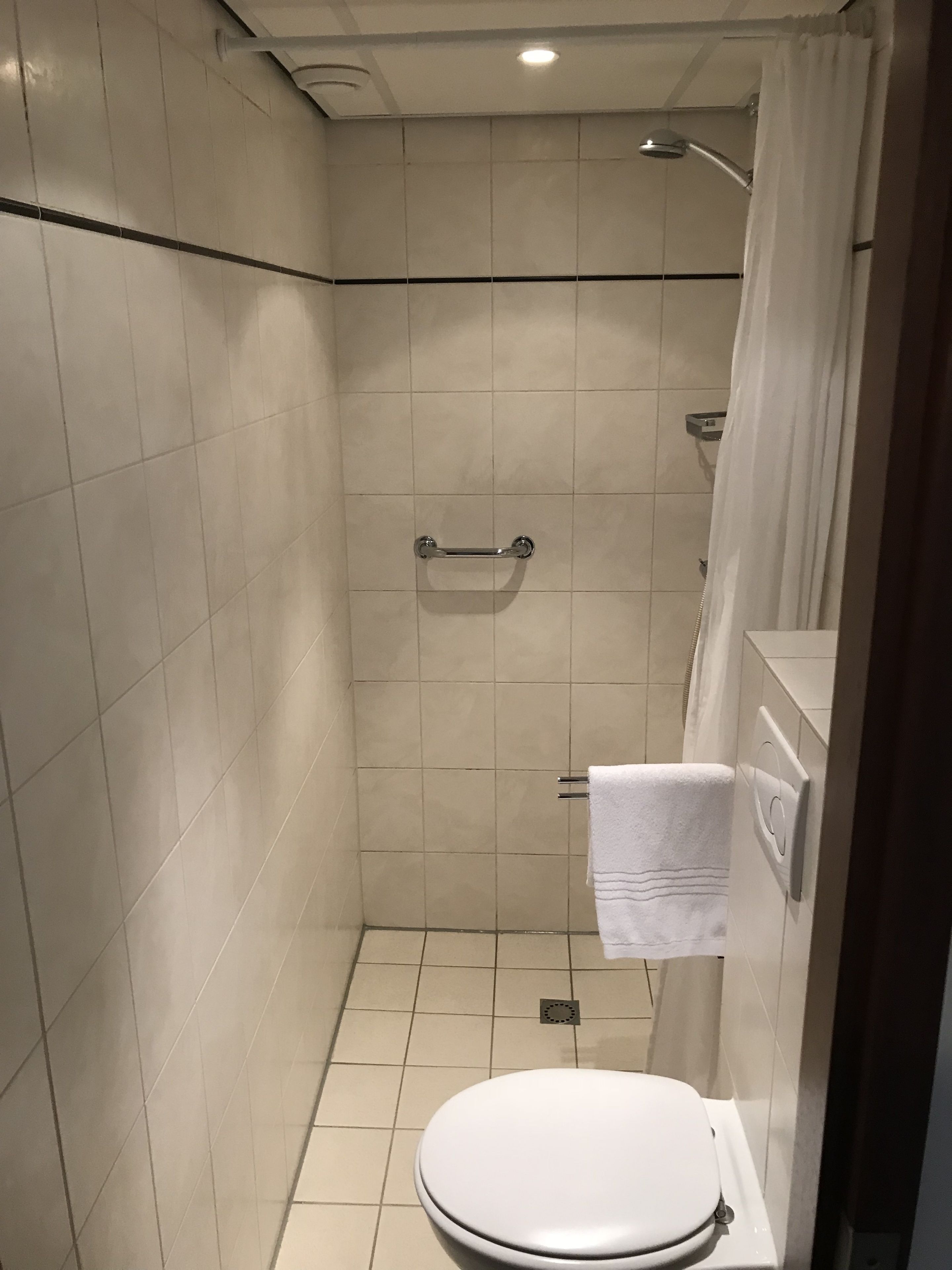 single room with separate shower | bathroom shower