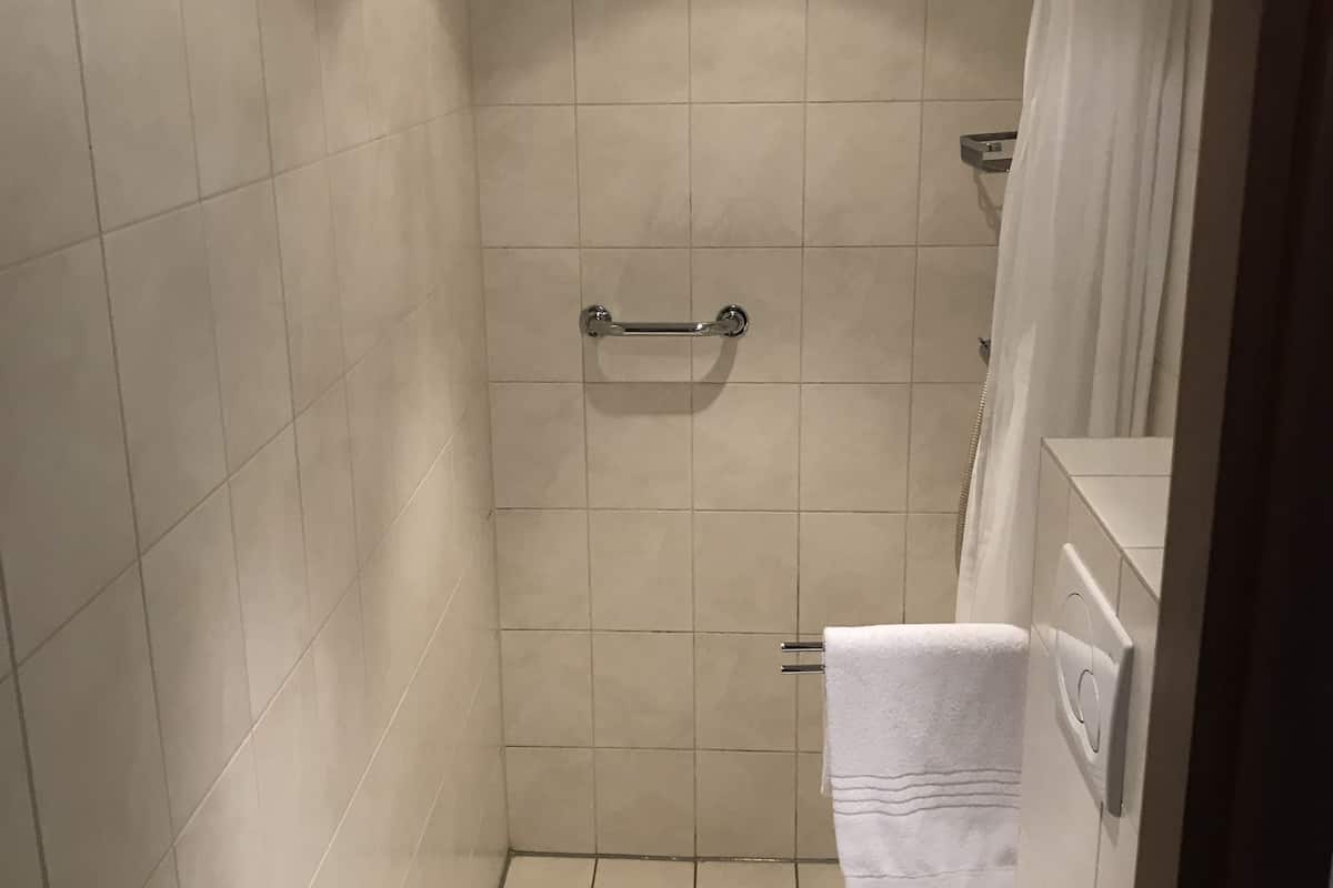 single room with separate shower | bathroom shower
