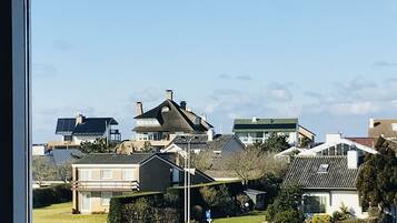 Habitación básica, 2 camas individuales | Vista a la ciudad