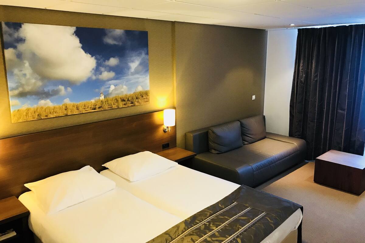 Suite, 2 camas individuales, balcón | Caja fuerte, escritorio, cortinas opacas y tabla de planchar con plancha