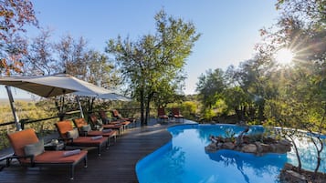 Piscine extérieure, parasols de plage, chaises longues