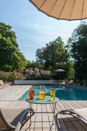 Outdoor pool, pool loungers - Hotel 96 (Marseille)