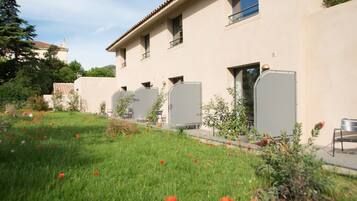 Vista frontal de la propiedad