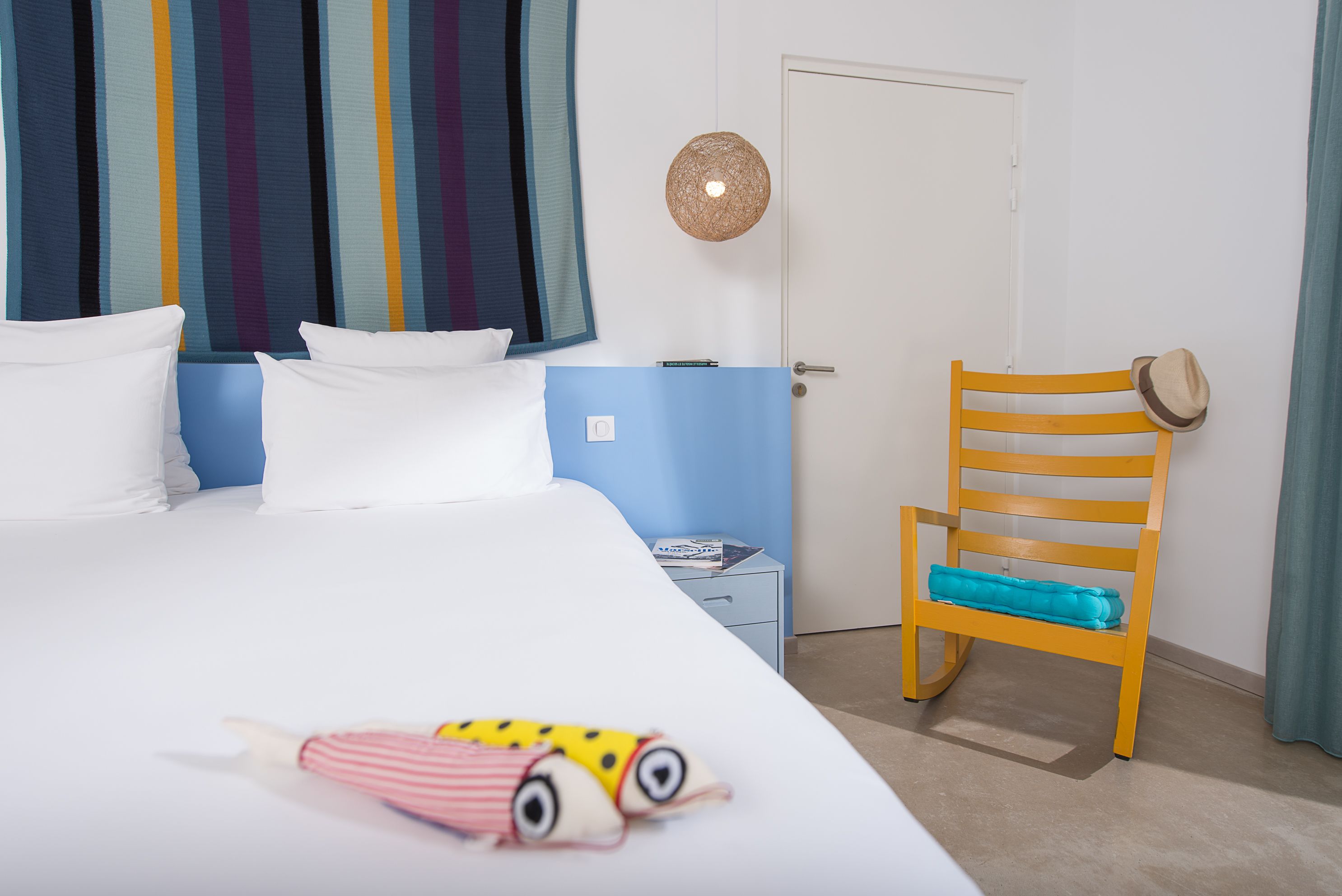 高档床上用品、迷你吧、客房内保险箱、特色装修