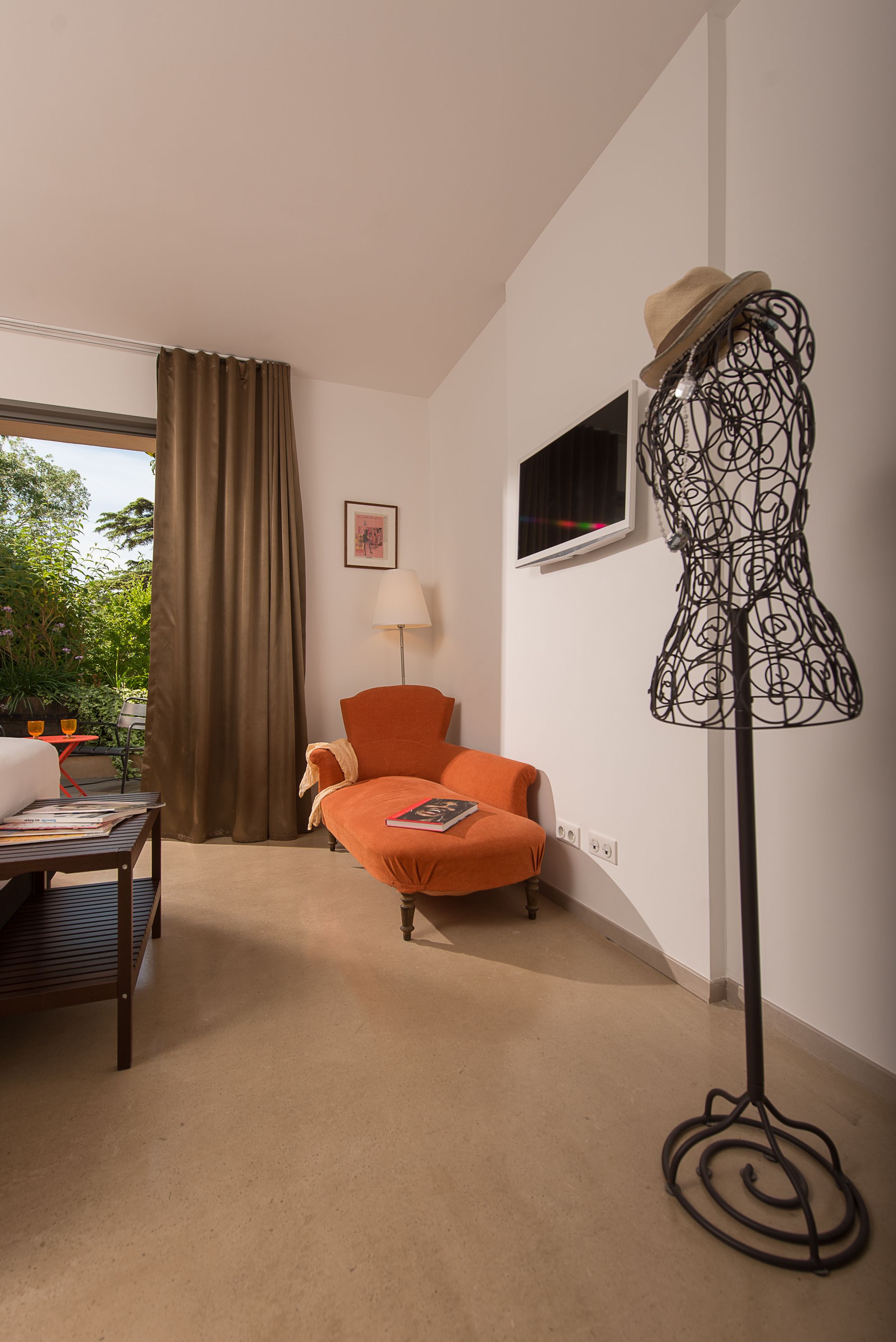 flat-screen tv, ipod dock