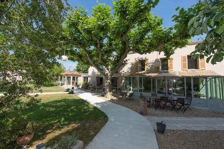 Áreas de la propiedad. Hotel 96