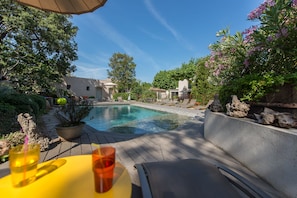 Outdoor pool, pool loungers - Hotel 96 (Marseille)