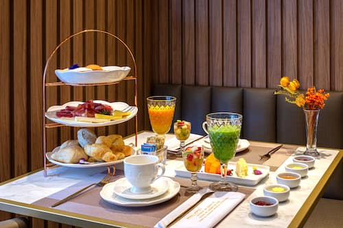 Café da manhã com pratos da culinária local grátis todos os dias