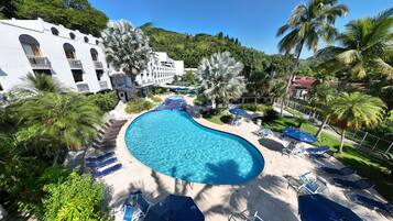 Outdoor pool, pool umbrellas, sun loungers