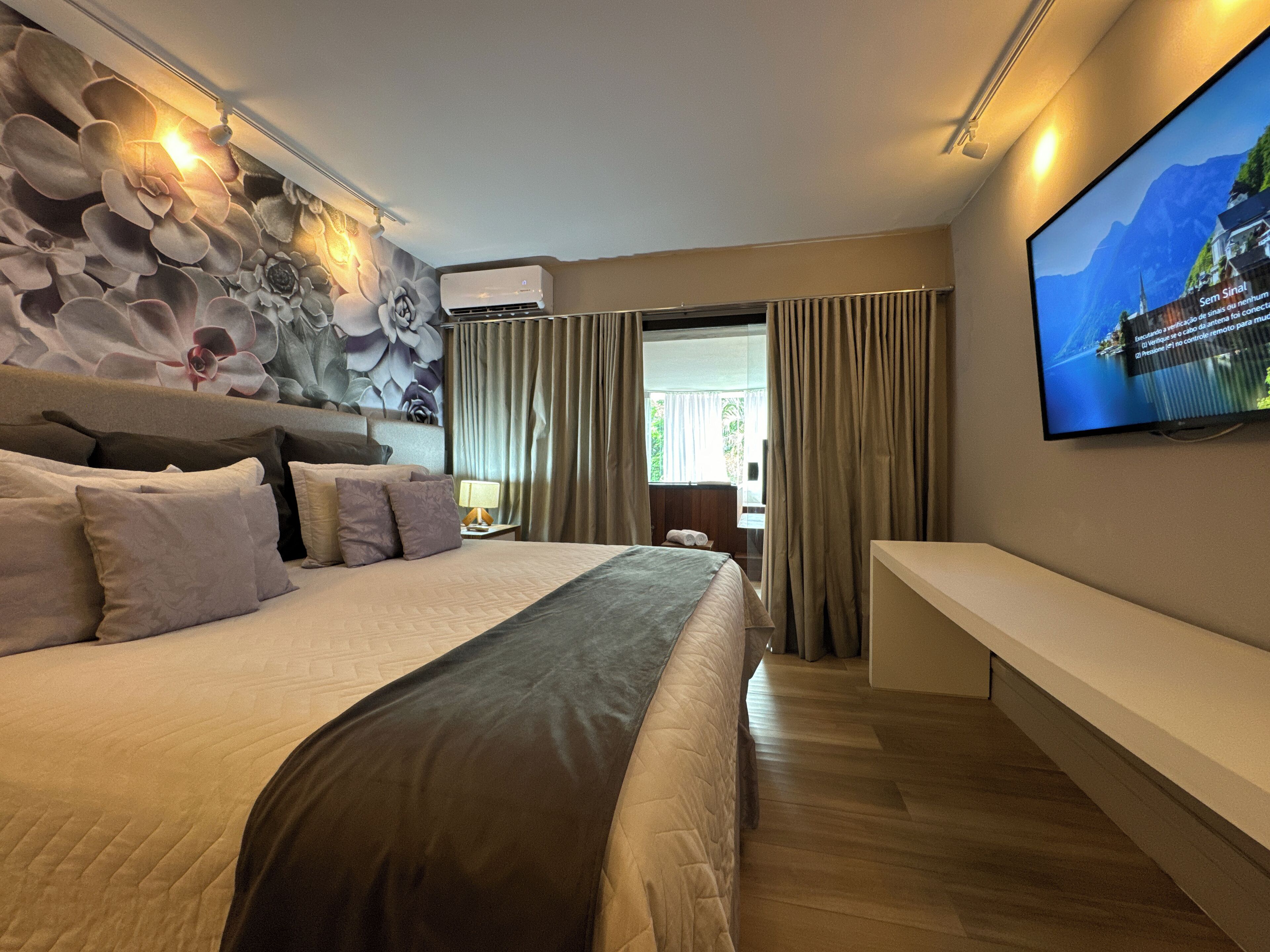 Luxury Room, Hot Tub | Minibar, free WiFi