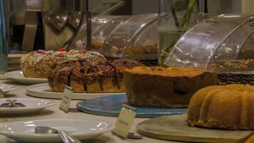 بوفيه فطور مجانًا يوميًا