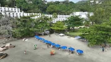 靠近海滩、白沙、海滩遮阳伞、沙滩毛巾