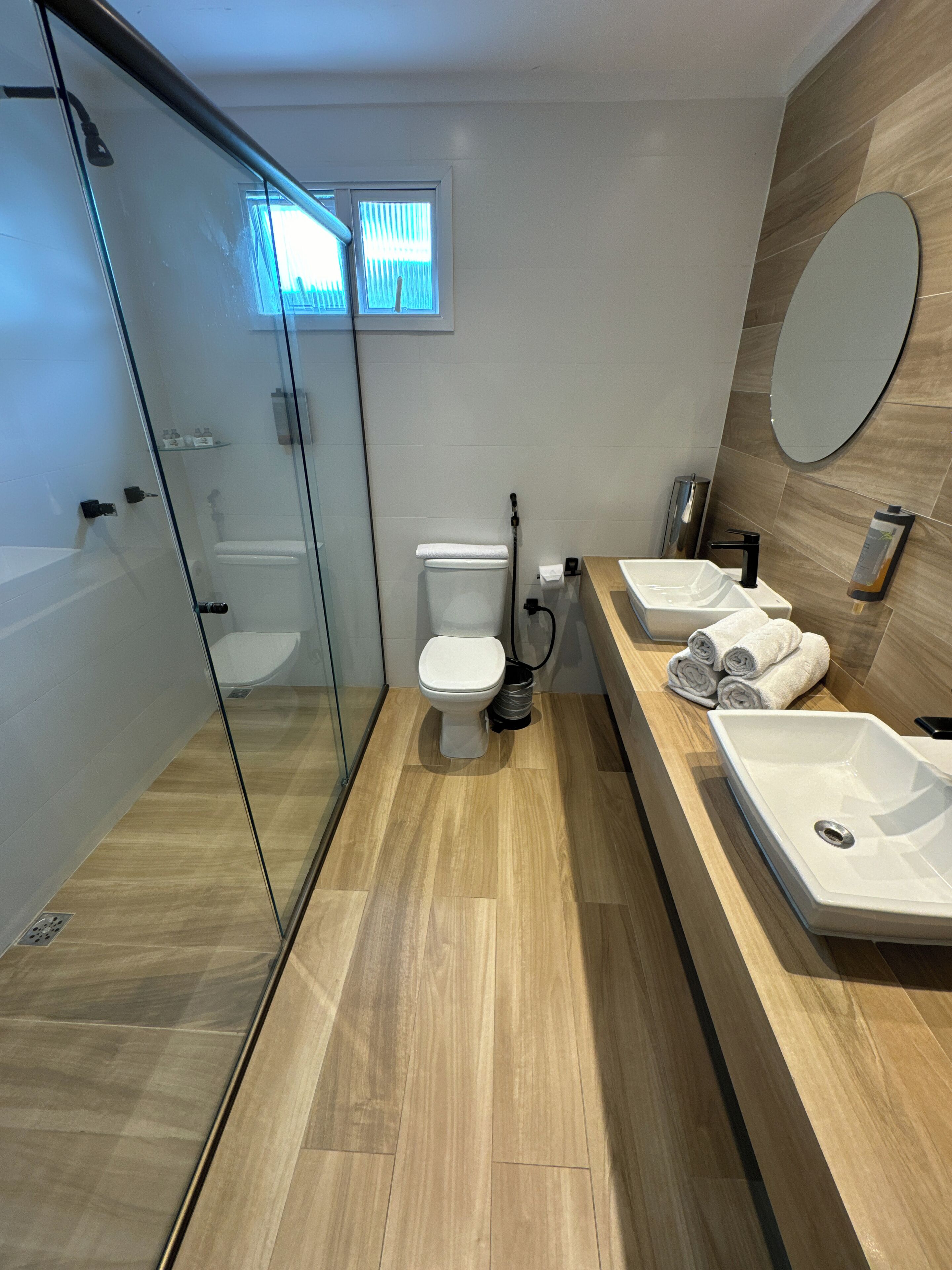 luxury room, hot tub | bathroom | shower, bidet, towels