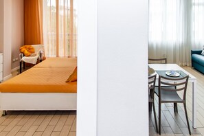 Apartamento superior, 1 habitación | Zona de estar | Televisión LCD de 32 pulgadas con canales digitales, una televisión