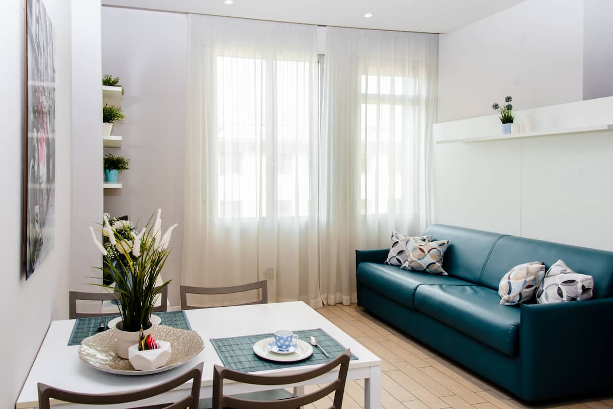 Superior appartement, 1 slaapkamer | Woonruimte | Een 32-inch lcd-televisie met digitale zenders en een televisie